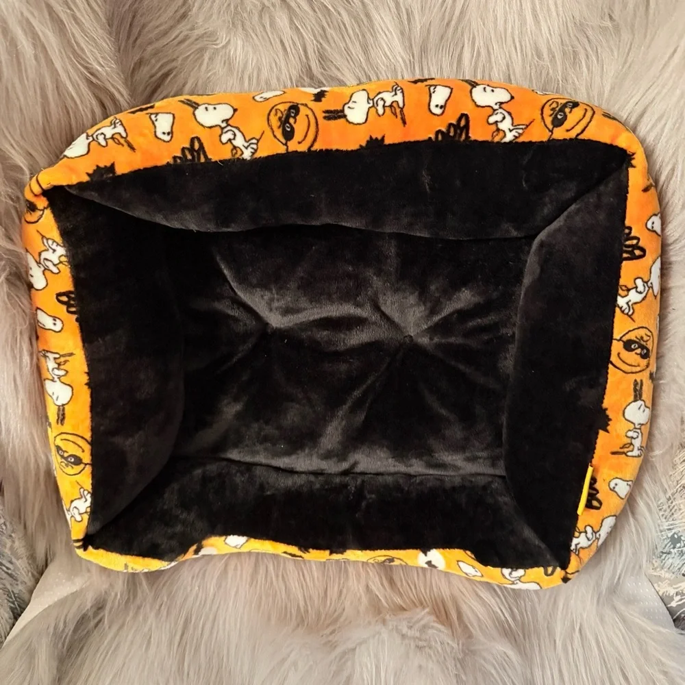 Peanuts Snoopy Dog/Cat Halloween Bed New without store tags